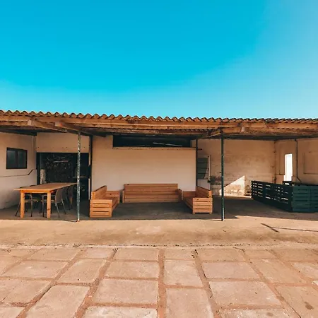 Gaia Beach House Hostel *